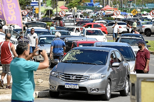 Mesmo com a pandemia, setor de automóveis novos e seminovos registra aumento de 8% em novembro, o maior desde abril. Abono de fim de ano e juros baixos impulsionaram os resultados.