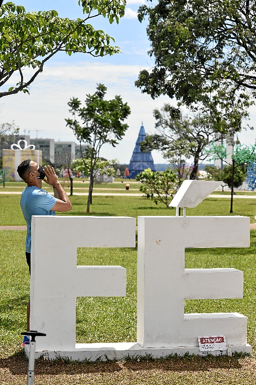 Planos e sonhos
para quando a
pandemia acabar 
Viagens, estudo, carreira. Com a vacinação mais perto, brasilienses retomam os projetos para a vida e para a família. 


Bebês de 2020:
famílias entre a
alegria e o medo 
Nasceram 40 mil crianças este ano no DF, a maioria em meio à crise sanitária. Pais e mães conviveram com as incertezas.  


Budismo: covid
deixará marcas
na sociedade 
Monja Aida Kakuzen diz que o mundo terá de aprender com o passado para viver o presente e construir um futuro melhor pós-doença.


Renovação na
linha de frente
contra o vírus
Com perspectivas mais próximas da vacinação no Brasil e no mundo, profissionais de saúde conquistam ainda maior admiração.


A crise bate na
porta dos prefeitos
que assumem hoje
Com recursos escassos e muitas dívidas, municípios entram em novo ciclo: reeleitos e novos chefes têm os desafios da pandemia.


Feriados e folgas:
2021 exige mais
responsabilidade
Serão 16 datas comemorativas este ano, nove delas nacionais. A celebração, no entanto, exigirá controle do novo coronavírus.