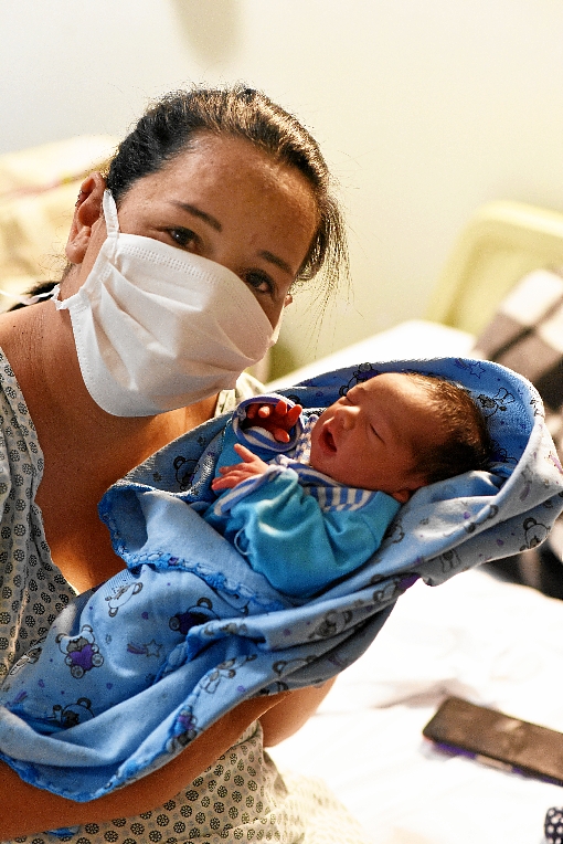  Primeiro chegou Davi Lucca (E), em Brazlândia. Depois, veio Ravi Garreto (D), em Santa Maria. Nascidos em hospitais da rede pública, os bebês foram presentes para as mamães Rosana e Jeisy, respectivamente: renovação em um ano de esperança para o Distrito Federal e o mundo. (Ed Alves/CB/D.A Press)