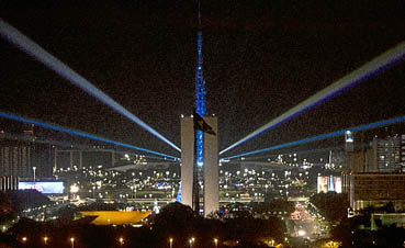 A iluminação da Torre de TV e os enfeites espalhados pelo Eixo Monumental estão atraindo brasilienses e turistas. Com máscaras, famílias e grupos de amigos fizeram dos cartões-postais o programa do feriadão, de dia e de noite.  (Ed Alves/CB/D.A Press)