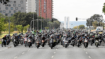 Chefe do Executivo liderou grupo de motoqueiros que circularam por vias de Brasília, num teste de popularidade ante as investigações da CPI da Covid. No final, houve aglomerações.  (Marcos Corrêa/PR)