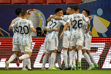 Em noite histórica para a Argentina, Lionel Messi iniciou a trama do gol da vitória por 1 x 0 sobre o arquirrival Uruguai e foi comemorar com Guido Rodríguez em uma noite festiva na capital federal. Brasília foi palco do jogo de número 1.000 da seleção. Na outra partida de ontem, o Chile derrotou a Bolívia por 1 x 0, em Cuiabá.  (Nelson Almeida/AFP)