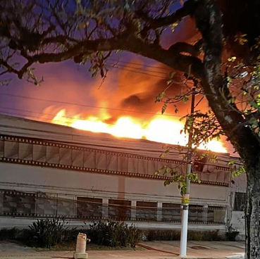 Um incêndio destruiu, ontem, um galpão da Cinemateca Brasileira, em São Paulo. Parte do acervo foi consumido pelo fogo. Artistas e funcionários alertam há tempos para a precariedade das instalações da instituição.  (Reprodução)