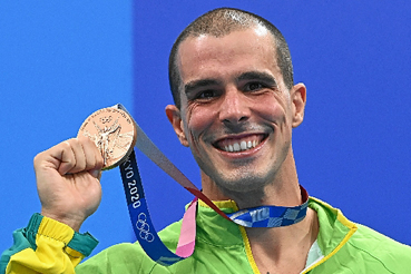 Após bater na trave nos Jogos Olímpicos de 2012 e 2016, atleta carioca brilha na prova mais rápida da natação, em Tóquio, e conquista a aguardada medalha. Em 21s57, nadador ficou com o terceiro lugar e coroou ciclo em que precisou vencer a depressão. (Attila Kisbenedek/AFP)