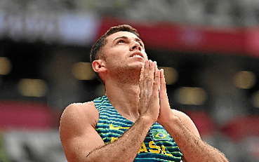 Campeão olímpico na Rio-2016, Thiago Braz chega como azarão para nova conquista. Final é amanhã (Ben Stansall/AFP)