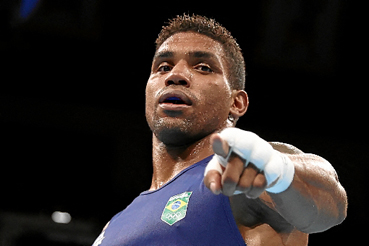 Com o bronze garantido, Abner Teixeira entra no ringue, amanhã, mirando o ouro da modalidade (Buda Mendes/AFP)