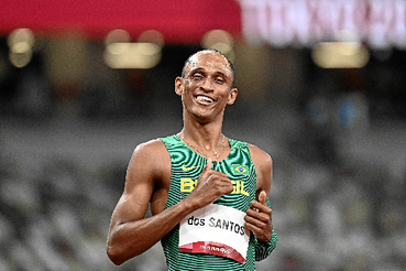 Candidato à medalha, Alison dos Santos corre a final dos 400m com barreiras na madrugada (Jewel Samad/AFP)