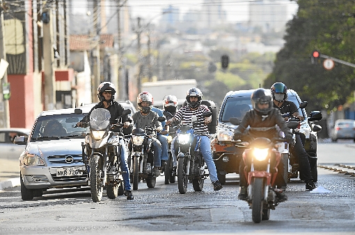 Venda de motocicletas subiu  mais de 48%. Crescimento da frota acende o sinal amarelo nas ruas: 
o risco de acidente envolvendo motos é 2,5 vezes maior.