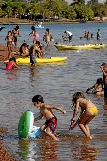 O fim de semana, com 13% de umidade, a mais baixa do ano, foi um convite para os brasilienses buscarem opções gratuitas de diversão. O Lago Paranoá figurou entre os destinos mais procurados. Mas, alguns fizeram piquenique no gramado do CCBB, brincaram no Parque da Cidade ou aproveitaram para visitar o Museu de Arte de Brasília ou o Museu da República. Enquanto isso, os bombeiros apagaram incêndios no Parque Nacional, no Lago Sul, no Recanto das Emas e na Asa Norte. 