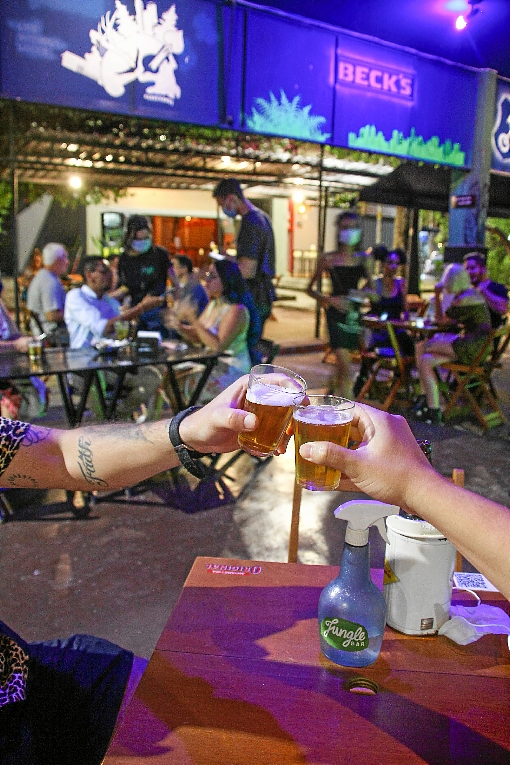 Com o avanço da imunização, os brasilienses começam a retomar a rotina e a vida social, porém seguindo as regras sanitárias. Sindicato dos Bares e Restaurantes (Sindhobar) estima que, depois da retomada econômica do setor, o faturamento mensal pode chegar a 10% a mais do que antes da pandemia.  (Bárbara Cabral/Esp.CB/D.A Press)