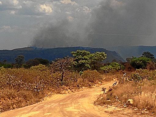 As altas temperaturas e a baixa umidade relativa do ar deixam o Distrito Federal e regiões como a Chapada dos Veadeiros (GO) em estado de alerta. Ontem, turistas tiveram de ser retirados do Vale da Lua (foto), depois do avanço das chamas na vegetação seca. A situação é crítica no local. No DF, os bombeiros atenderam 1.682 chamadas de incêndios florestais em apenas 10 dias.  (CBM/GO)