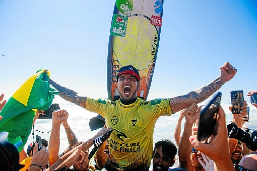 Em disputa acirrada contra o compatriota Filipe Toledo, brasileiro dá show e chega ao tri mundial

Nova conquista de Gabriel Medina amplia domínio da %u201CTempestade Brasileira%u201D na modalidade. Surfistas do país são donos de cinco dos últimos sete títulos e reafirmam dinastia tupiniquim no circuito. (Divulgação/WSL-Nolan)