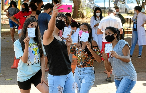 Início da imunização de adolescentes de 14 e 15 anos foi marcado por alta procura e muita animação nos postos. Cibele, Ana Carolina, Sabrina e Juliane foram à UBS 3 do Guará para receber a Pfizer. %u201CNa minha família, todo mundo se vacinou; por isso, estou feliz%u201D, festejou Ana. O governador Ibaneis Rocha afirmou, ontem, que a ampliação para novas faixas etárias, antecipação e reforço dependem de novas remessas de vacinas.  (Ed Alves/CB/D.A Press)