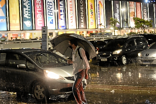 Os brasilienses respiraram aliviados com as primeiras precipitações da primavera, no início da noite de ontem, em diversas áreas do Distrito Federal. Nos últimos 25 dias, a estiagem, seguida de calor intenso, com temperaturas que bateram recorde na capital, provocaram mal-estar nos moradores. A chuva, no entanto, causou transtornos em alguns pontos. Na Rodoviária do Plano Piloto, parte do teto de gesso desabou (D), uma árvore tombou no SCN, atingindo a vidraça do BRB. A previsão da meteorologia é de tempo instável neste fim de semana, com clima ainda quente, apesar da possibilidade de pancadas isoladas.  (Minervino Junior/CB/D.A Press)