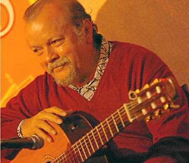 O paraense Sebastião Tapajós, um dos grandes instrumentistas brasileiros, morreu, no sábado,  aos 79 anos, em decorrência de um infarto. Ele se apresentou muitas vezes no Clube do Choro.  (Débora Amorim/Divulgação)