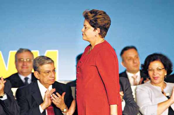 Ao rebater cr�ticas � divis�o dos royalties do petr�leo, a presidente disse a prefeitos que eles deveriam brigar pela partilha %u201Cde hoje para a frente%u201D, e n�o pelo que j� foi licitado. Vaiada, ela deu uma bronca no organizador do encontro.   (Ronaldo de Oliveira/CB/D.A Press)