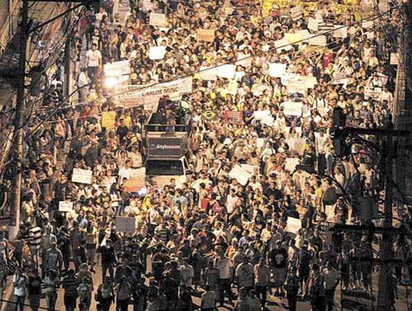 O centro de S�o Gon�alo, perto da capital, foi tomado por 5 mil pessoas. Houve atos em Santa Catarina, no Rio Grande do Sul, no Cear� e no Acre (Marcelo Theobald/Ag�ncia O Globo)