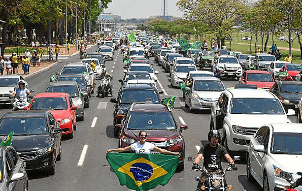 Um dia depois de milhares de mulheres protestarem contra a candidatura de Jair Bolsonaro (PSL) à Presidência da República, partidários dele saíram às ruas em várias partes do país. Em Brasília, cerca de 25 mil veículos participaram da manifestação em favor do capitão reformado, que agradeceu o apoio pelas redes sociais.  (Ed Alves/CB/D.A Press)