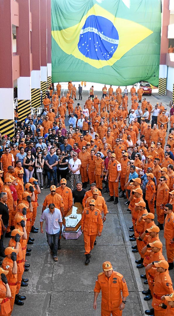 Centenas de pessoas homenagearam ontem a bombeira Marizelli Armelinda Dias, que morreu no combate a incÃªndio no cerrado. Com salva de tiros e ao som da banda oficial dos Bombeiros, o corpo da soldado foi sepultado em Taguatinga. Familiares e amigos destacaram a garra e a alegria de viver de Marizelli, de 31 anos.  (Ed Alves/CB/D.A Press)