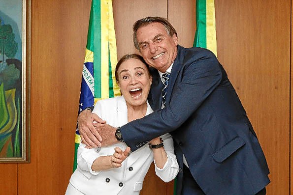 A atriz desembarcou ontem em Brasília para reunião com o presidente Jair Bolsonaro. Ela conheceu as estruturas da Secretaria Especial de Cultura, que deverá comandar caso passe do noivado para o casamento com o futuro chefe. Empossada, Regina Duarte poderá nomear 10 assessores. Disputa pelos cargos já começou. , Carolina Antunes/PR