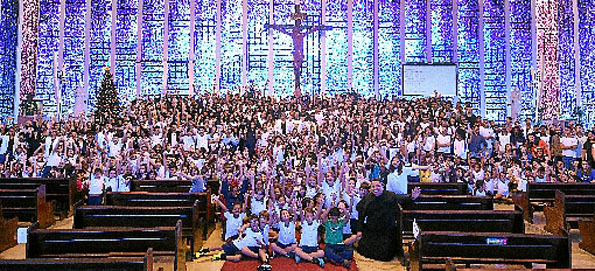 Dezenas de crianças e adolescentes participaram ontem de homenagens ao Dia de Dom Bosco. Missas e bênçãos no Santuário da 702 Sul (foto) marcaram a data. O santo italiano que profetizou a criação de Brasília no século 19 teve intenso trabalho pela educação. , Ed Alves/CB/D.A Press