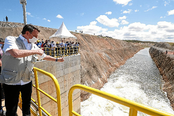 Inauguração de um trecho da obra de transposição do Rio São Francisco, no interior do Ceará, integra agenda positiva do presidente. Pagamento do auxílio emergencial e ações como a duplicação do Bolsa Família %u2014 que se chamará Renda Brasil %u2014 fazem parte da estratégia que, acredita ala militar do governo, poderá render votos em 2022., Alan Santos/CB/D.A Press