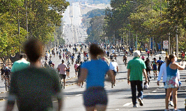 O domingo de sol levou os brasilienses a aproveitar espaços públicos para praticar exercícios, já que a obrigatoriedade do uso de máscara dá certa segurança, mas a covid-19 continua contaminando. O último boletim da Secretaria de Saúde aponta que  989 moradores do DF já perderam a vida e o número de contaminados chega a 82.412. No Brasil, os óbitos somam 79.488, com 2,098 milhões de infectados. , Ed Alves/CB/D.A Press