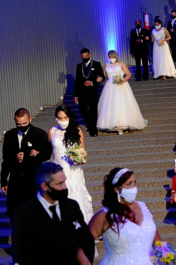 Casamento comunitário realizado na noite de ontem, no Museu da República, oficializou a união de 41 casais da capital federal. Banda do Corpo de Bombeiros do DF animou o evento. 