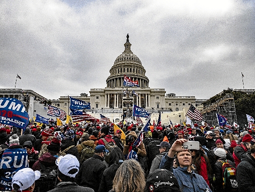 Incitados por Donald Trump, manifestantes ocupam a frente do Capitólio e iniciam a invasão do prédio, Samuel Corum/AFP