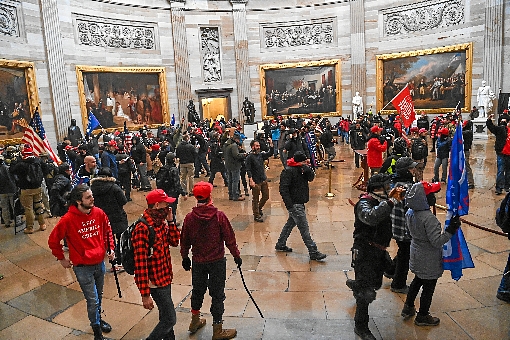 Apoiadores do republicano circulam dentro do Capitólio: sessão interrompida no Congresso americano  , Saul Loeb /AFP