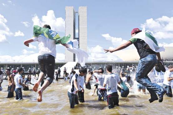 Estudantes invadem o espelho d'água em frente ao Congresso durante manifestação: demanda por melhorias no ensino do país (Ronaldo de Oliveira/CB/D.A Press - 27/6/13)