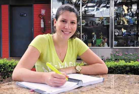 Depois de concluir o curso de arquivologia, Flora Carvalho desistiu de procurar emprego na iniciativa privada para entrar no Executivo  (Paula Rafiza/Esp. CB/D.A Press)