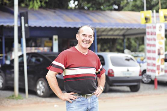Carlos Roberto usou dentadura durante 20 anos. Agora, comemora o implante dentário: 