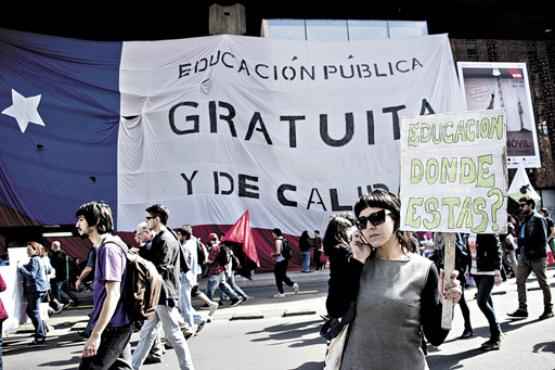 Estudantes protestam, em Santiago do Chile, por uma educação pública gratuita e de qualidade (Martin Bernetti/AFP - 5/9/13)