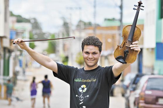 O líder do projeto na cidade goiana é Arthur Douglas, de apenas 21 anos: %u201CGosto bastante de dar aula, mais até do que me apresentar%u201D (Breno Fortes/CB/D.A Press)