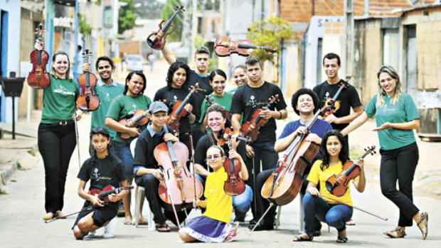 Grupo da Estrutural que vai ensinar música para crianças e adolescentes em Águas Lindas: de alunos a professores (Breno Fortes/CB/D.A Press)