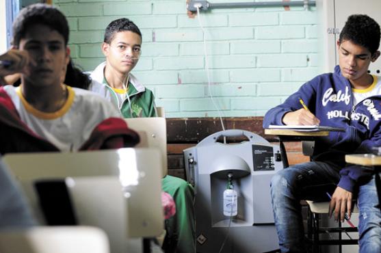 O jovem palmeirense pode voltar à escola graças a um concentrador de oxigênio instalado em sala de aula (Iano Andrade/CB/D.A Press)