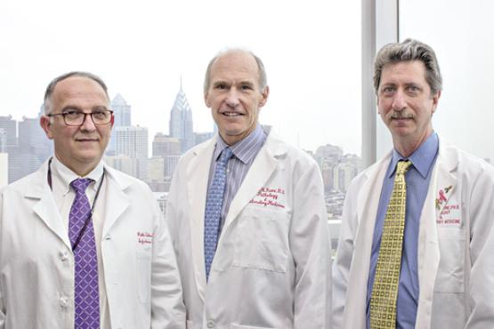 Pablo Tebas , Carl June  e Bruce Levine (da esquerda para a direita) conduziram o estudo promissor  (Penn Medicine Communications/Divulgação)