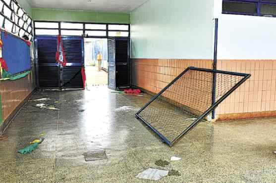 Os vândalos invadiram a escola entre 16 de fevereiro e quarta-feira, quando destruíram um bebedouro de metal, quebraram várias vidraças e arrebentaram portas e grades: danos avaliados em cerca de R$ 20 mil  (Breno Fortes/CB/D.A Press)