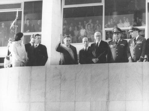 O marechal Humberto de Alencar Castelo Branco acena diante do parlatório  do Palácio do Planalto: marco de uma história triste (José Belem/O Cruzeiro/EM/D.A Press - 15/4/64)