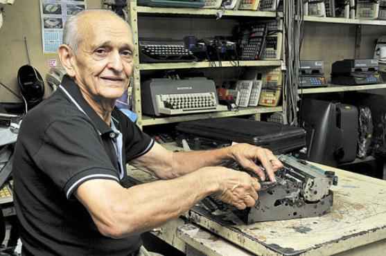 Em Brasília, os usuários contam com Uacy Mendes, especialista em consertar as antigas máquinas (Antonio Cunha/Esp. CB/D.A Press)