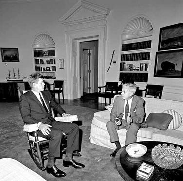 Embaixador dos Estados Unidos no Brasil, Lincoln Gordon (D), em reunião com o presidente Kennedy: informações alarmistas sobre 
