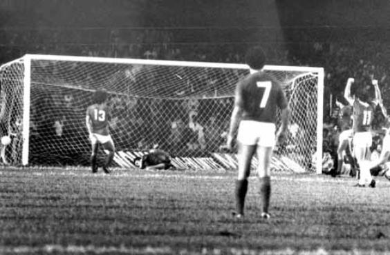 Jogadores do Inter comemoram gol contra o Cruzeiro, no Mineirão, pelo Nacional de 1979: grandes se rebelaram e só entraram na terceira fase (Arquivo EM/D.A Press - 5/12/79)