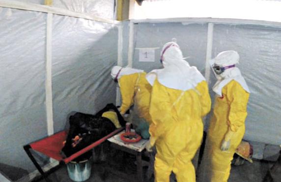 Equipe da organização Médicos Sem Fronteiras examina paciente em Gueckedou, na Guiné: última epidemia na África ocorreu em 2012 (Médicos Sem Fronteiras/AFP)