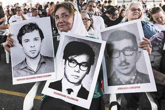 Em São Paulo, manifestantes se reuniram na sede do DOI-Codi, centro de torturas da época da ditadura, com fotos de presos políticos e de desaparecidos  (Vanessa Carvalho/Brazil Photo Press/Agência O Globo)