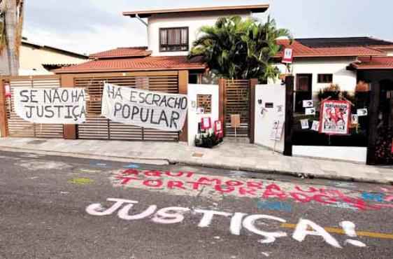 Manifestantes estenderam faixas na casa do general acusado de tortura (Carlos Moura/CB/D.A Press)