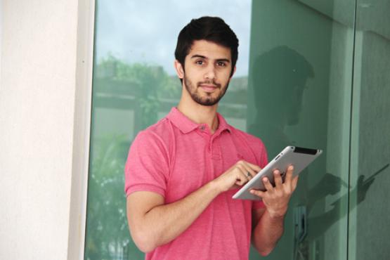 O programador Renington Neli, 25 anos, utiliza o iPad pessoal no trabalho: 