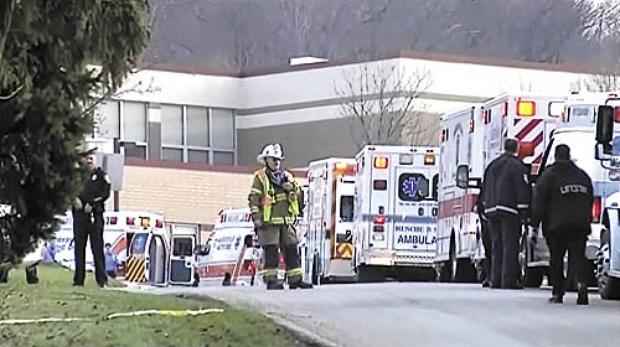 Ambulâncias diante da Franklin Regional High School, na pacata cidade de Murrysville: autoridades ainda tentam entender as motivações do ataque (Reuters)