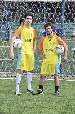Felipe Tomasi e Gianlucca Rech promovem o Futebol Solidário.  As doações arrecadadas nas partidas vão para creches e asilos (Paula Rafiza/Esp. CB/D.A Press)