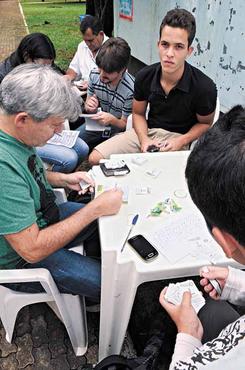 Colecionadores de todo o DF se reúnem em banca na Asa Norte para trocar as figurinhas e fazer amizades: encontro de gerações (Carlos Vieira/CB/D.A Press)